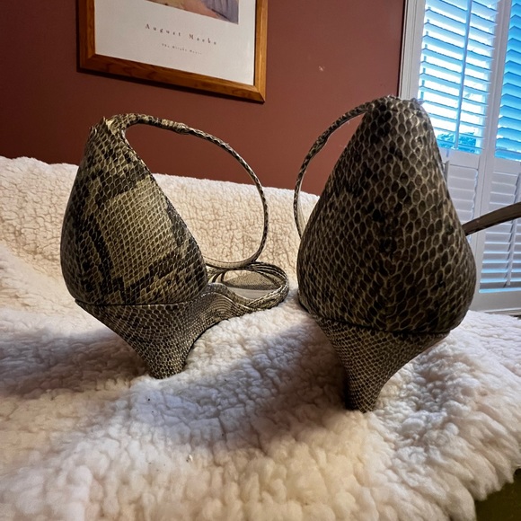 Wedge snakeskin sandals size 10 M - Picture 9 of 9